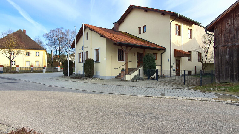 Der provisorische Kindergarten im Verwaltungsgebäude der Gemeinde Baierbach soll um eine zweite Gruppe erweitert werden.