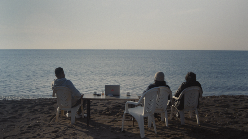 Filmszene aus "Exile never ends": Die Familie ist in die Türkei gereist, der Bruder ist per Laptop aus der JVA Straubing zugeschaltet und genießt den Ausblick aufs weite Meer.