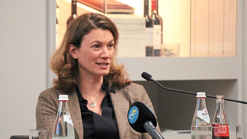 Landrätin Tanja Schweiger (FW) stellte sich den Fragen von Simon Stadler, Redaktionsleiter der Donau-Post, im Regensburger Presseclub.