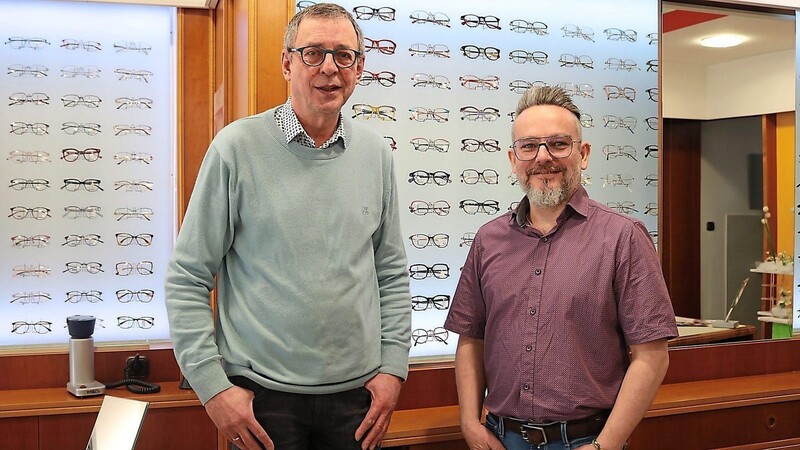 Mit 25 Jahren hat Fritz Raab (links) Optik Raab aufgebaut. Seit dem 1. März führt Carsten Thiesen den Laden. Er hat auch in Bad Kötzting ein eigenes Optikgeschäft.