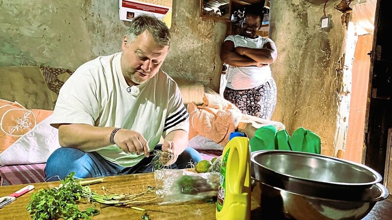 Anton Schmaus in der Küche in Nairobi.
