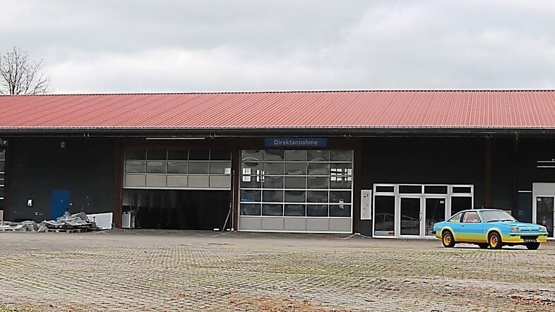 Das ehemalige Autohaus in der Seefeldstraße in Eggmühl soll zu einer Flüchtlingsunterkunft umgebaut werden. Der Bauausschuss lehnte den Antrag auf Nutzungsänderung ab.