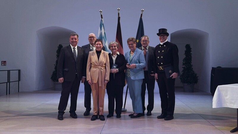 Staatsminister Christian Bernreiter (l.) zeichnete verdiente Bürger mit dem Bundesverdienstkreuz, darunter Irene Waas (3.v.r.) aus.