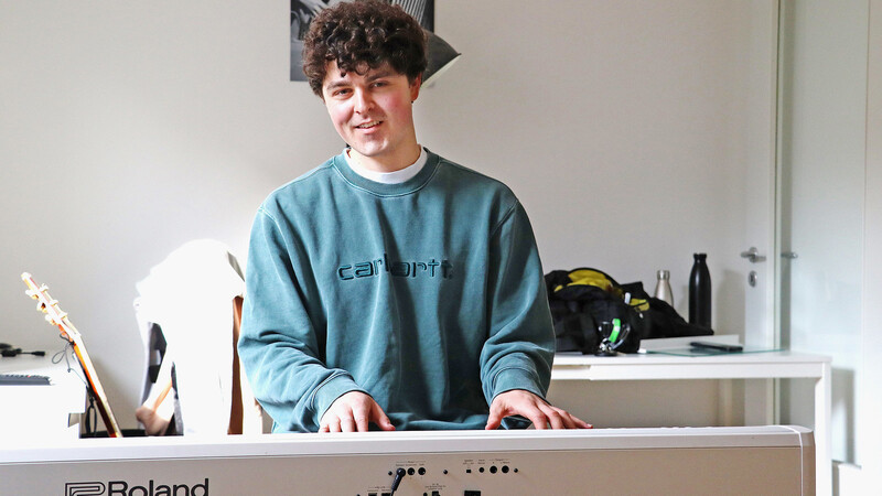 Mit fünf Jahren lernte Adrian Erhart die ersten Stücke auf dem Piano, 15 Jahre später habe er das Instrument "mit dem Singen wiederentdeckt". 2021 veröffentlichte er seinen ersten Song "raus" auf Spotify.