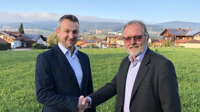 Freie Wähler-Kreisvorsitzender Hans Kraus (re.) freute sich, mit Gerhard Mühlbauer einen FW-Bürgermeisterkandidaten in Arrach präsentieren zu können.