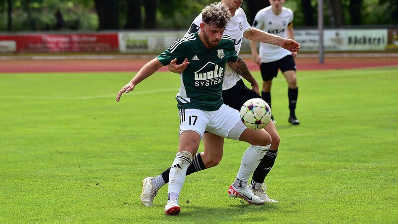 Osterhofens Maximilian Prechtl (vorne) avancierte in letzter Sekunde mit seinem Treffer zum 2:1 zum Matchwinner.