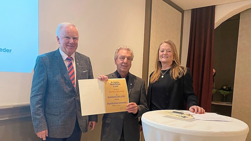 Heribert Poznanski wurde für 20 Jahre Ehrenamt durch Udo Egleder vom BLSV ausgezeichnet.