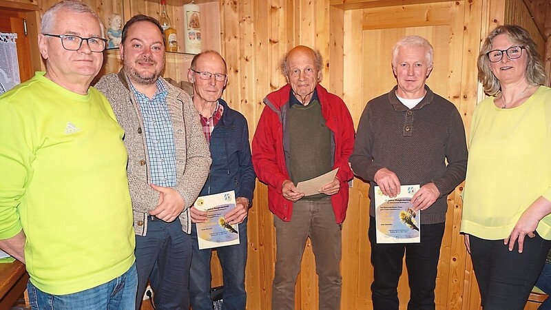 Langjährige Vereinsmitglieder der Rodinger Imker werden im Rahmen der Jahresversammlung ausgezeichnet.