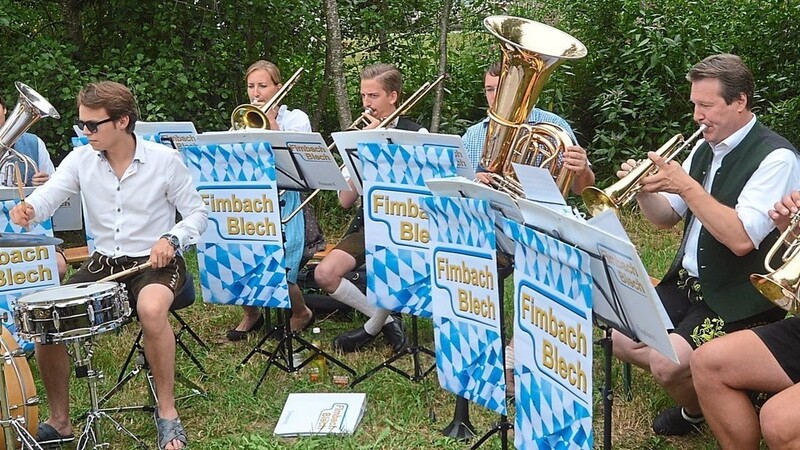 Die Musikanten der Gruppe FimbachBlech sind routiniert und an ihren Instrumenten sicher.