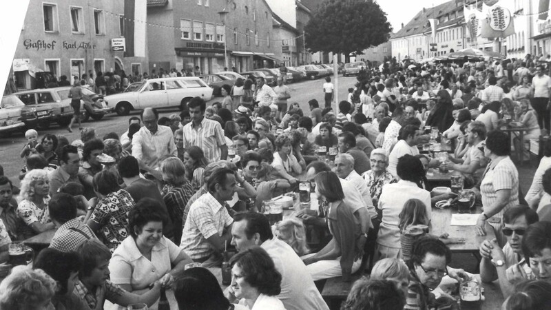 Die Werbegemeinschaft Bogen wurde 1974 vom Deutschen Gewerbeverein, Ortsverein Bogen gegründet, ein Jahr später gab es ein Altstadtfest in der Stadtmitte. Am ersten Aprilsonntag feiert nun die Werbegemeinschaft das 50-jährige Bestehen auch wieder im Herzen der Stadt.