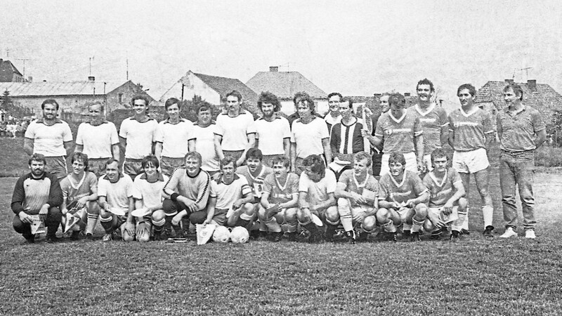 Die beiden Mannschaften von Neumark und Eschlkam vor dem legendären Fußballspiel 1989.