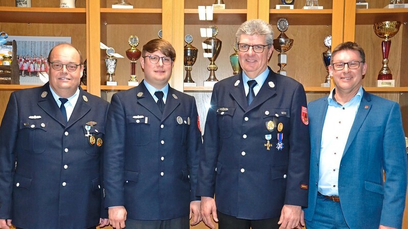 Bürgermeister Helmut Fichtner (v. r.) gratulierte dem neuen Feuerwehrkommandanten Erwin Plescher und seinen beiden Stellvertretern Tobias Haydn und Klaus Massier zur Wahl.