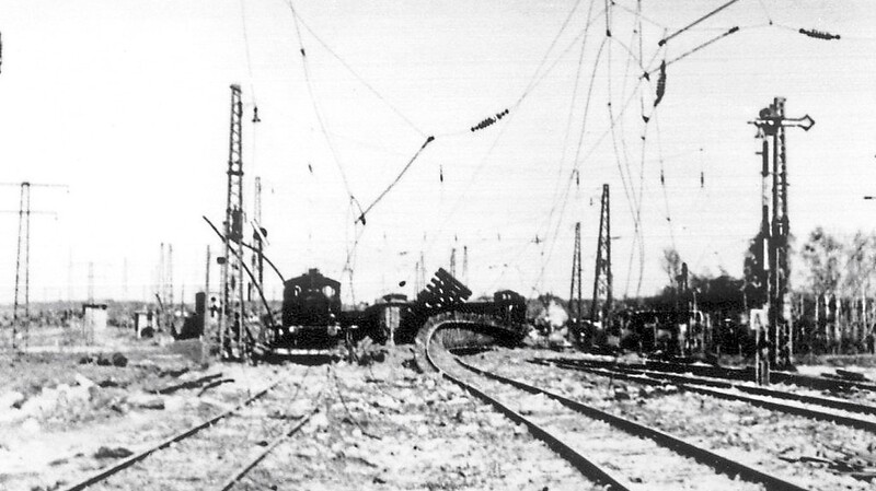 Auf den Gleisen hatten sich auch Waggons voller Artilleriemunition befunden, was die Wucht des Angriffs noch verstärkte.