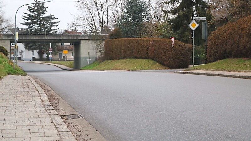 Der Bürgersteig an der Kreisstraße R 1 endet auf Höhe der Weinbergstraße. Jetzt gilt auch in diesem Bereich Tempo 30.