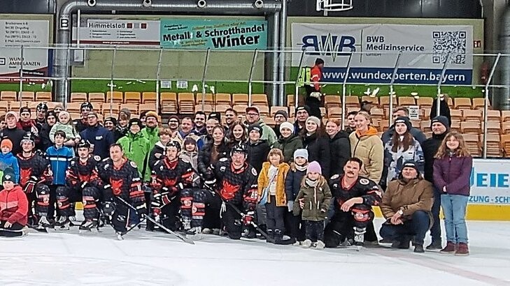 Den Besuchern des Blaulichtttags beim Spiel des EV Dingolfing gegen die Mighty Dogs aus Schweinfurt wurde großer Eishockeysport geboten.