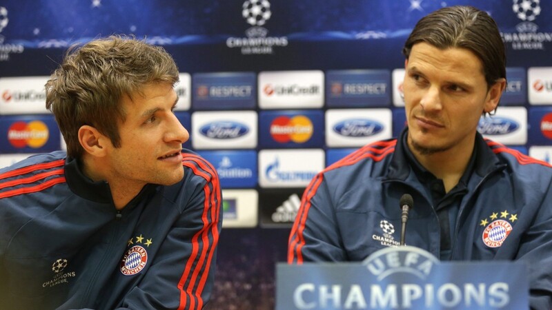 Die ehemaligen Teamkollegen Thomas Müller (links) und Daniel Van Buyten im November 2013 bei einer Pressekonferenz des FC Bayern am Rande einer Champions-League-Partie bei ZSKA Moskau.