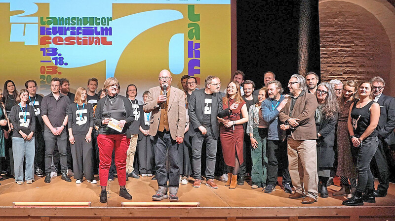 Das große Gruppenbild mit Organisatoren, Mitarbeitern, der Jury und Sponsoren zum Schluss des 24. Kurzfilmfestivals mit den Machern Birgit Horn und Michael Orth im Vordergrund.