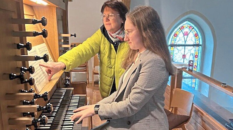 Christina Kramer mit Orgellehrerin Margarete Hetzelein an der Orgel