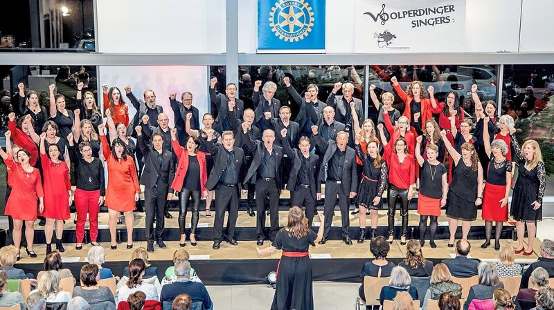 Die Wolperdinger Singers aus Abensberg, kurz "Wolpis", rockten das Autohaus Köhler beim Rotary-Benefizkonzert.