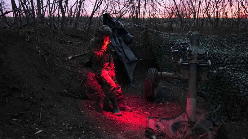 Soldat Kapelan wartet in den frühen Morgenstunden an der Front auf seinen Einsatzbefehl. Doch das Geschütz wird trotz russischer Truppenbewegungen noch eine Zeit schweigen. Der Grund: Munitionsmangel.