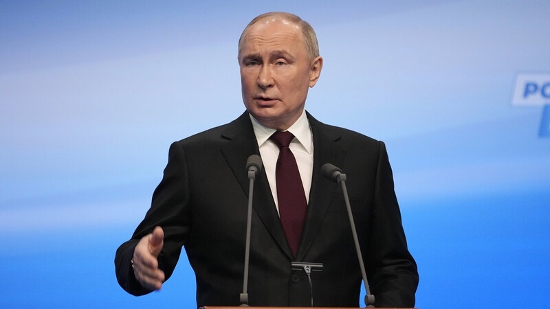 Wladimir Putin, Präsident von Russland, spricht bei einem Besuch in seiner Wahlkampfzentrale nach den Präsidentschaftswahlen.