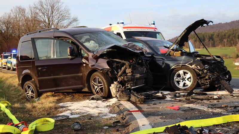 Diese zwei Fahrzeuge stießen in das Auto des 20-jährigen Fahrers.