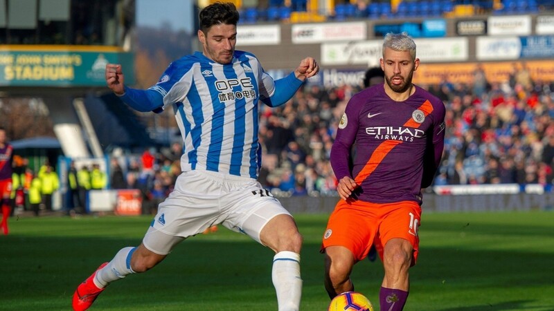 Zweikampf: Ex-Löwe Christopher Schindler (l.) von Huddersfield Town gegen Manchester-City-Star Sergio Agüero.