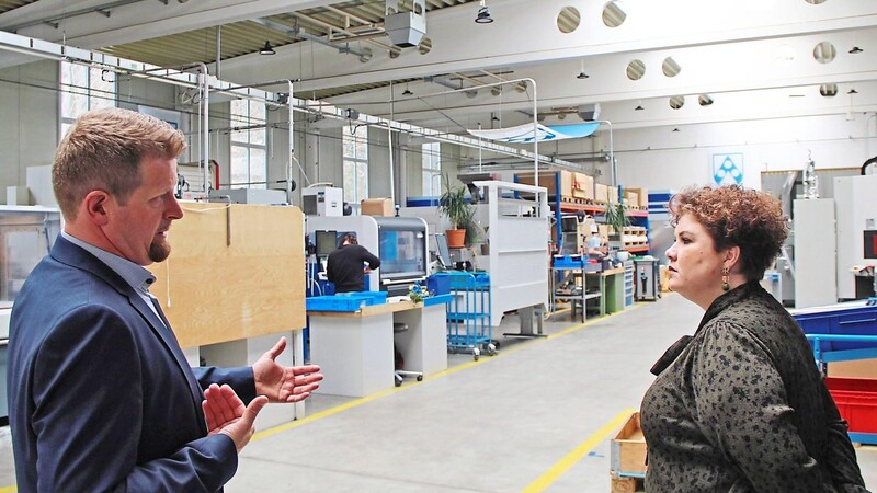 In der Produktionshalle reiht sich eine Maschine an die andere. Geschäftsführer Michael Haller führt Bürgermeisterin Alexandra Riedl durch den Betrieb in Altenkreith.