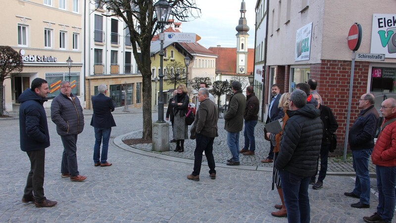 Der Stadtrat machte sich vor Ort ein Bild von der Parkplatzsituation in der Marktstraße.