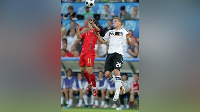 Podolski (r.) beim 3:2 gegen die Portugiesen im EM-Viertelfinale.