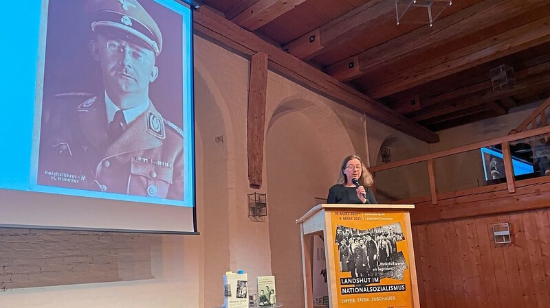 Katrin Himmler spricht im ausverkauften Salzstadel. Ihre Recherchen hat die Politikwissenschaftlerin in Büchern veröffentlicht. Eines davon ist "Die Brüder Himmler. Eine deutsche Familiengeschichte".