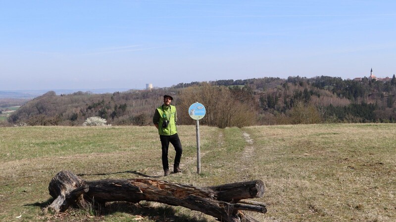 Gebietsbetreuer Fabian Hertrich vor einer Absperrung im Naturschutzgebiet vor den Toren Landshuts.