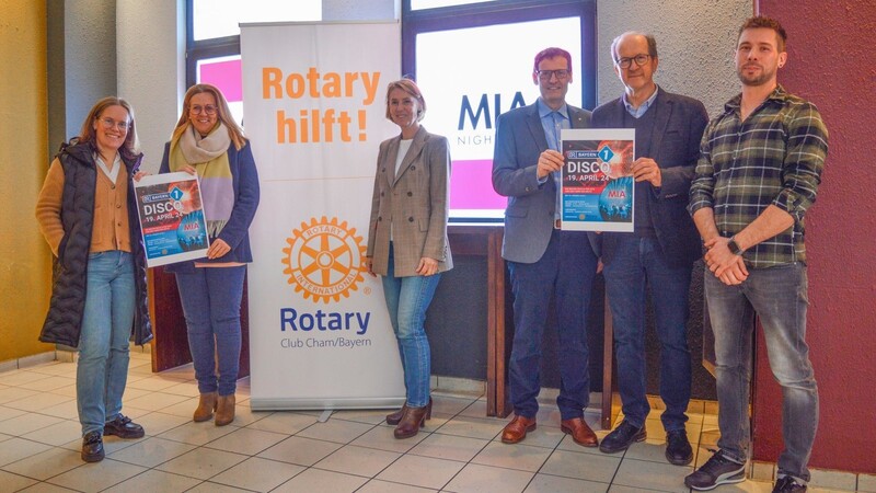 Die Rotary-Mitglieder um Präsidentin Karin Baumeister (Dritte von links) freuen sich auf die Bayern 1-Disco am 19. April im Mia.