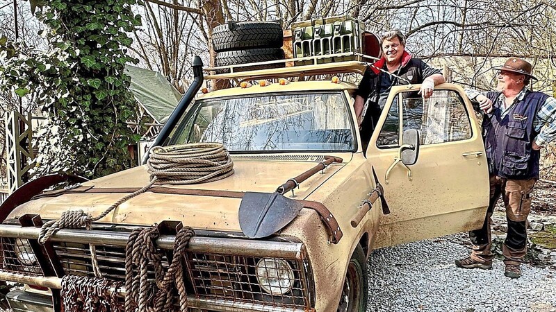 Abenteuer-Spielplatz im wahrsten Wortsinn: Rolf und Alexander Schüler an ihrem "neuen" Adventure-Jeep.
