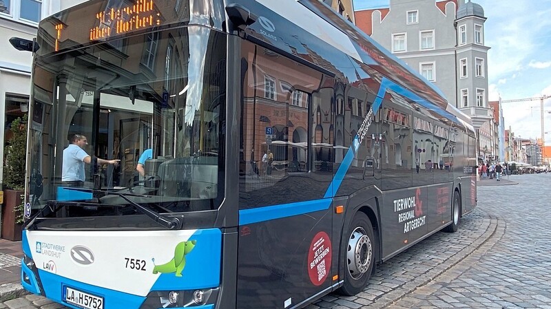 Zwei von den drei E-Bussen, die im ÖPNV der Stadt gefahren werden, mussten repariert werden. Deswegen wurden andere E-Busse als Ersatz geliehen.