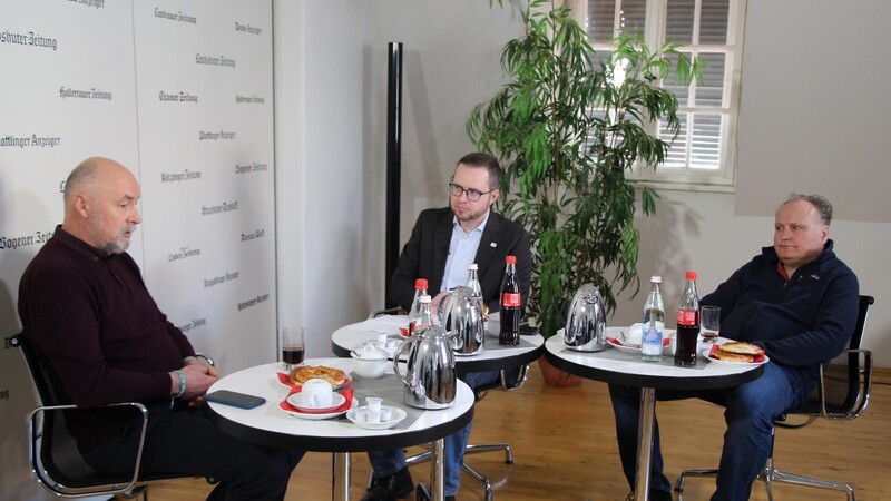 Der ukrainische Historiker Prof. Ihor Zhaloba (links) spricht in Straubing mit Verleger Prof. Dr. Martin Balle und Politik-Ressortleiter Markus Peherstorfer über den Krieg in seiner Heimat.