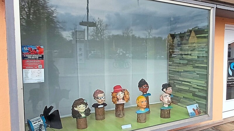 Diese Pappmaché-Köpfe haben Dritt- und Viertklässler der Grundschule geschaffen. Ihre Skulpturen sind im Rahmen des Sea-Eye-Kunstparcours in einem Schaufenster in der Bahnhofstraße 6 ausgestellt.