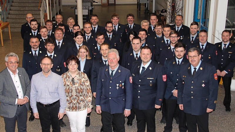 Die zehn Feuerwehren des KBM-Bereichs Tiefenbach-Treffelstein sowie die Vertreter der Gemeinden verabschiedeten KBM Manfred Schneider (vorne, Zweiter von links) aus dem Amt.