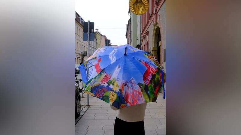 Der original "Straubing-Schirm" wurde von Gertrud Christ als Seidenmalerei geschaffen.