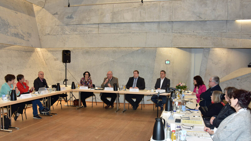 Bezirkstagspräsident Franz Löffler leitete die Sitzung des Bezirks-Kulturausschusses im Konzerthaus Blaibach, das Bürgermeisterin Monika Bergmann den Gästen vorstellte.