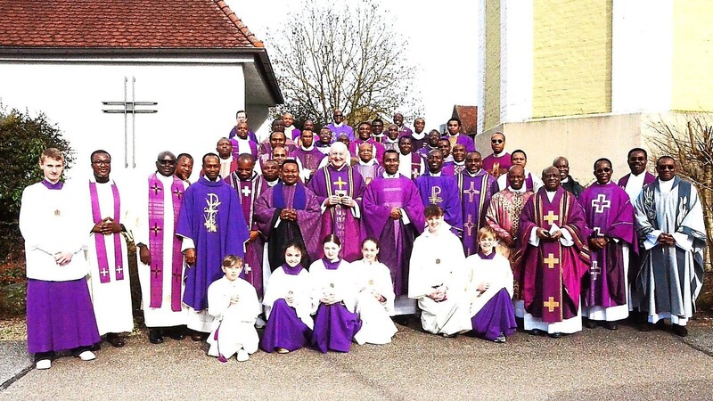 Insgesamt 47 Priester waren nach Riekofen zum Requiem für die verstorbene Mutter Josephine Abasili von Pfarrer Pater Alexander gekommen.