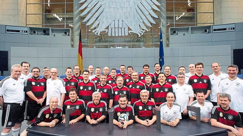 Die Abgeordnetenkicker vom FC Bundestag verstehen sich als parteiübergreifender Zusammenschluss in der Freizeit.