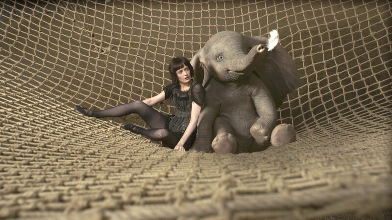 Der kleine Elefant Dumbo wird wegen seiner riesigen Ohren verspottet. Doch die Luftakrobatin Colette Marchant (Eva Green) steht ihm bei.