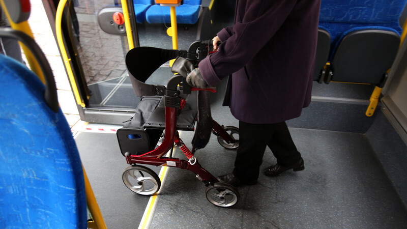 Eine Frau fährt mit ihrem Rollator aus einem Bus. Einer älteren Dame aus Mitterfels wäre bei einer Busfahrt ihr Rollator beinahe zum Verhängnis geworden.