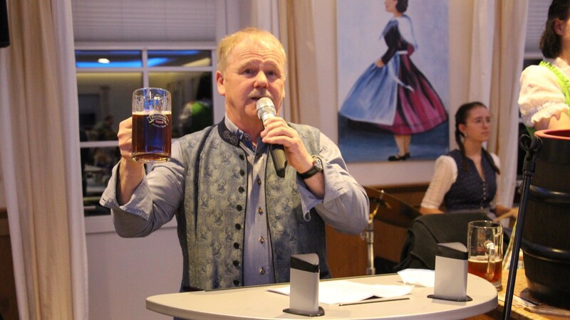Hermann Fleischmann teilt kräftig aus und muss zwischendurch auch einen kräftigen Schluck trinken.