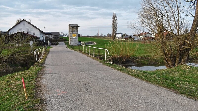 Auch der Geh- und Radweg zu den Sportanlagen soll heuer gebaut werden - hier beim Querungspunkt der Brücke von Rampoldsdorf.