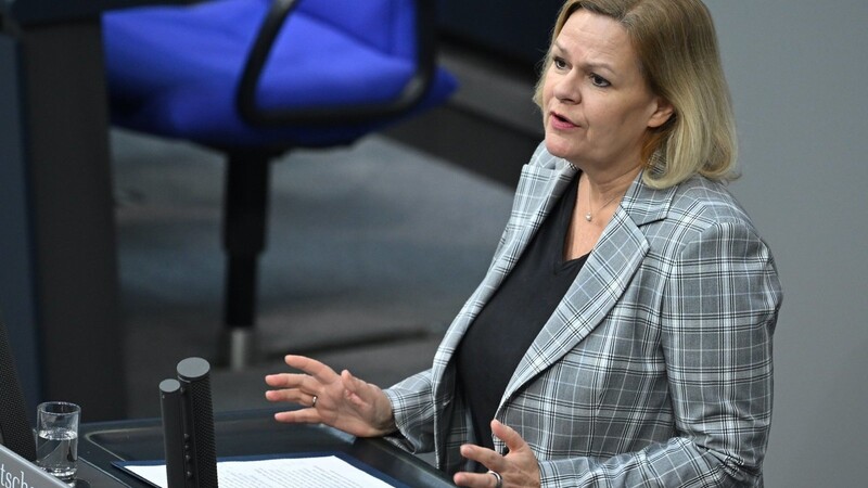Bundesinnenministerin Nancy Faeser (SPD) verweist darauf, dass die Gefährdungslage akut "bleibt".