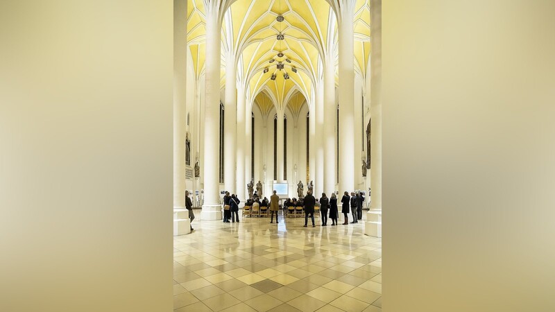 Rund 60 Besucher waren am Freitag zur Vernissage der "regiNO"-Ausstellung in der Heiliggeistkirche gekommen.