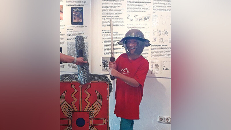 Der neunjährige Schüler Sebastian Besl bewaffnete sich mit Helm, Schwert und Schild eines Legionärs.
