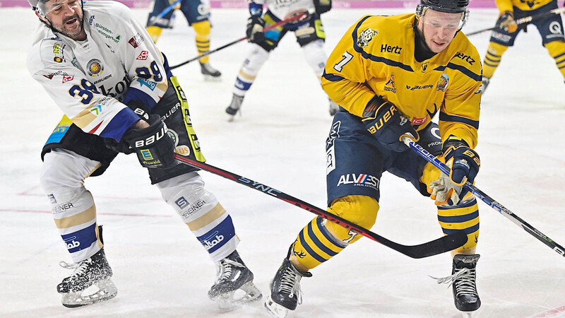 Für Thomas Greilinger (l.) und den Deggendorfer SC ist die Eishockey-Saison zu Ende.